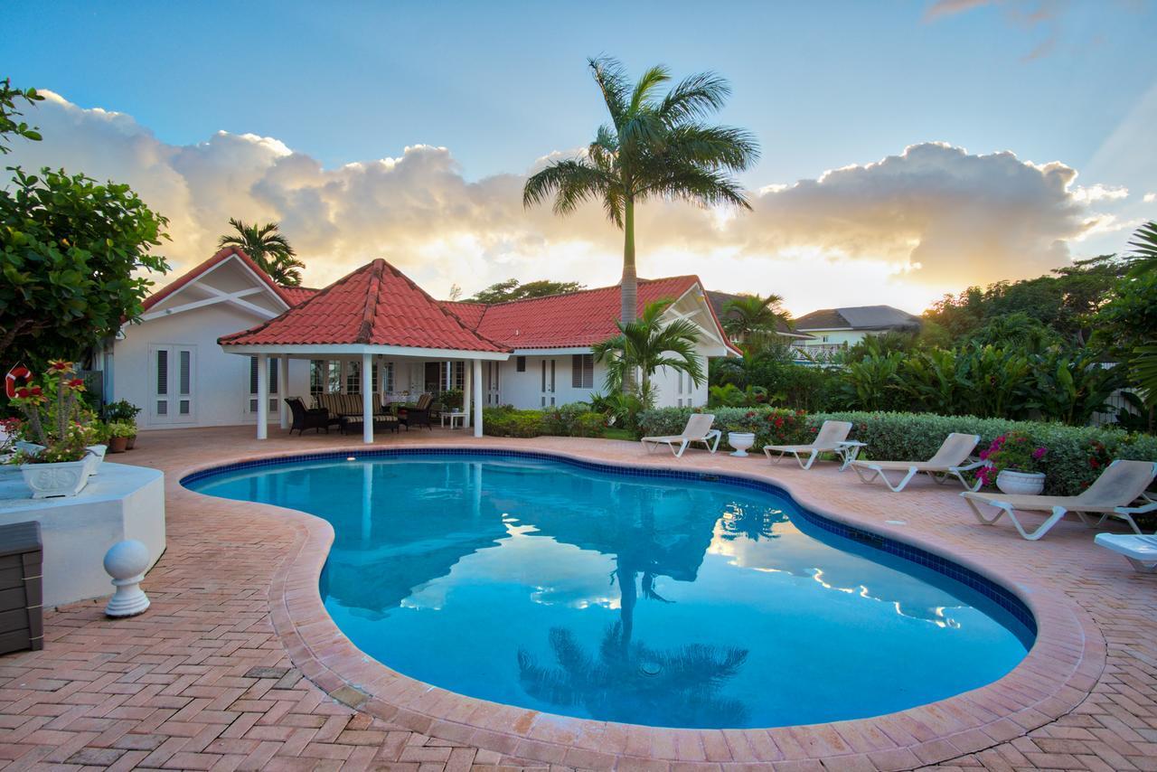 Sunspot Villa Runaway Bay Exteriör bild